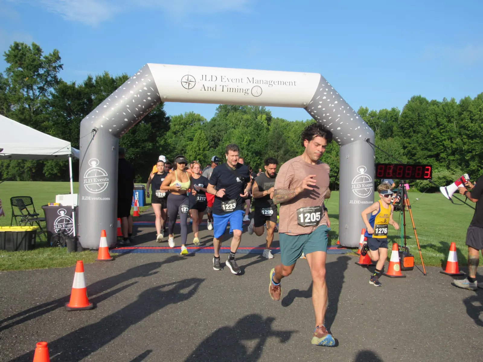 Runners break from the line