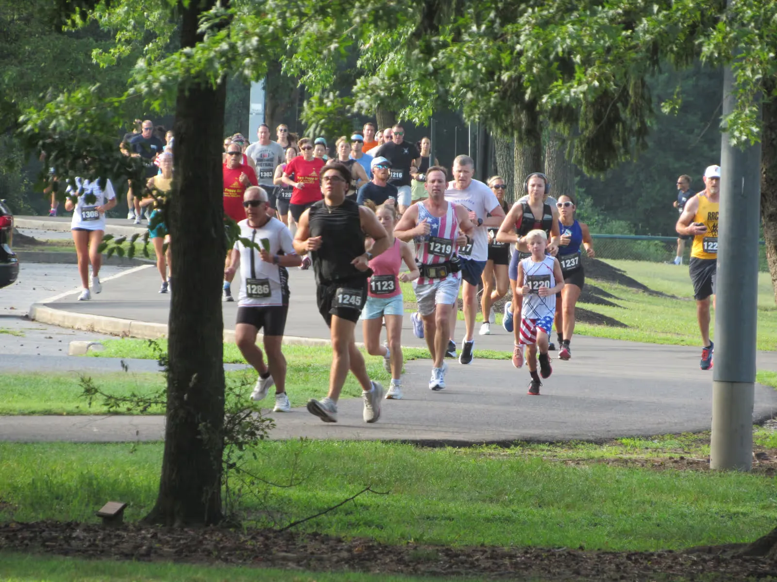 The lead pack pushes on